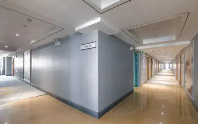 Zhongzhou International Hotel of LuoHe