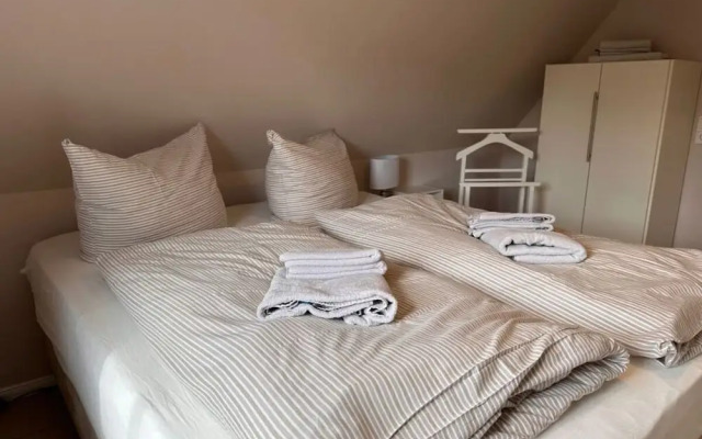 "lee" in House Smaswai 10