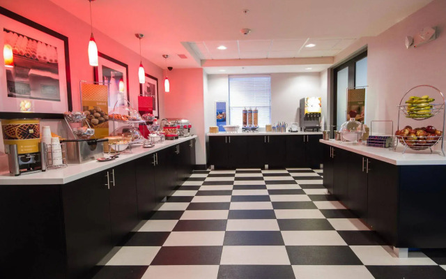 Hampton Inn & Suites DuPont