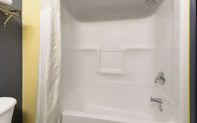 Days Inn & Suites by Wyndham Union City