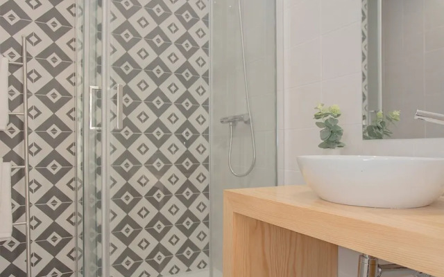 Liiiving in Porto Charming Downtown Delight I