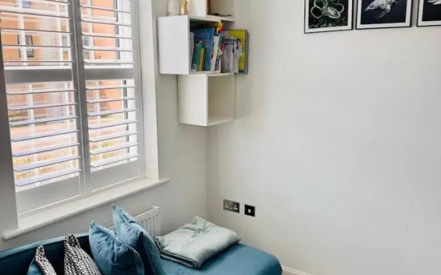 High END Spacious 4 Bed House - Free Parking