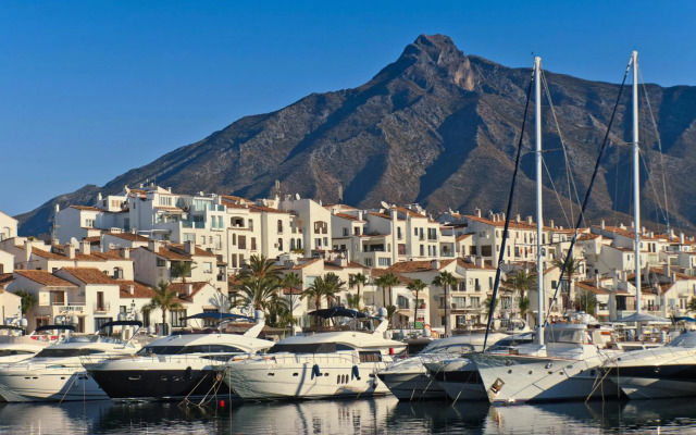Beachside Luxury 2 bedroom apartment, Puerto Banus