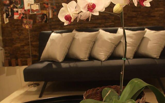 6 Suites Hotel