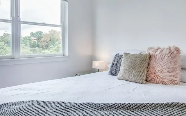 Art Deco 2-bed Close to City and Harbour