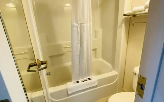 Harrisonville Inn & Suites