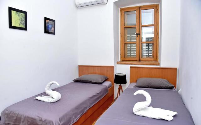 Cozy & Extravagant Suite in Antique Bizanti Palace