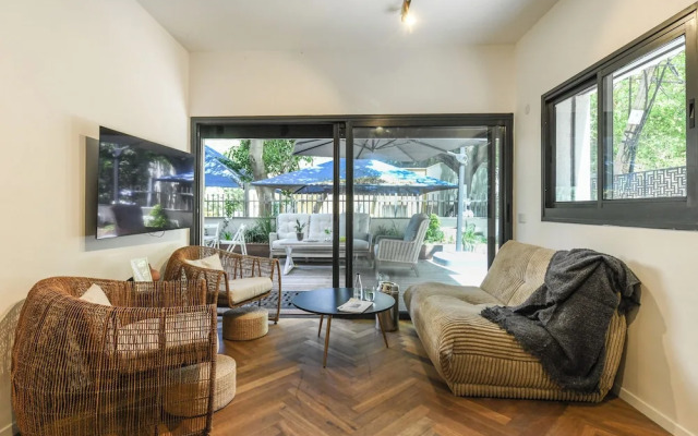 Stylish 3BR Apt with Patio in the City