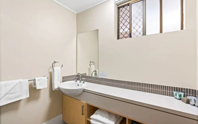 Morayfield Tavern & Motel
