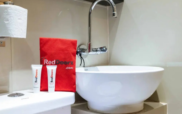 RedDoorz Plus @ Poblacion Makati