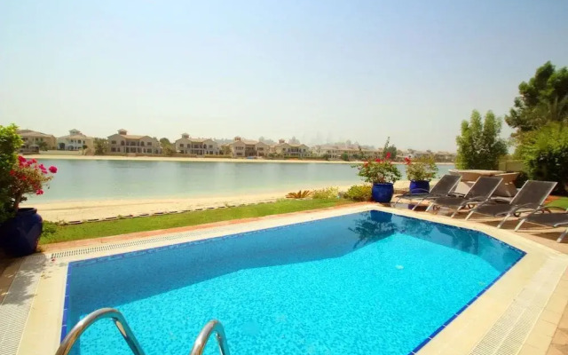 The Palm Jumeirah Villas - Frond E by Kennedy Towers