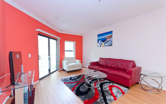 Deluxe Wilshire Apartments