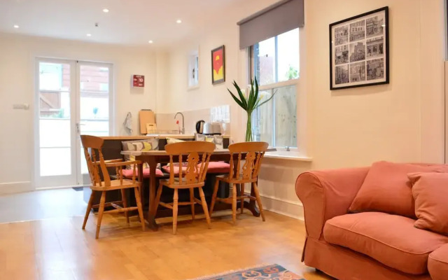 Shepherd&#39;s Bush 2 Bedroom Flat With Garden