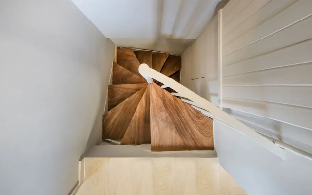 Stylish Sunny Apartment 1 stop to City Center by VillaRentalsgr