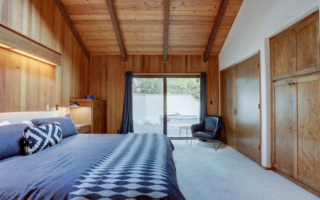 2 Pioneer Home features Brand New Hot Tub and Bikes to Explore Sunriver by RedAwning