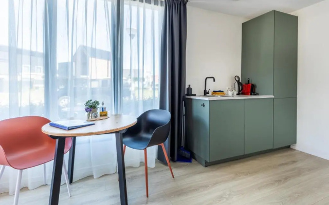 Roosjesweg 2 Luxe gastenkamer 400 meter van strand met parkeerplaats