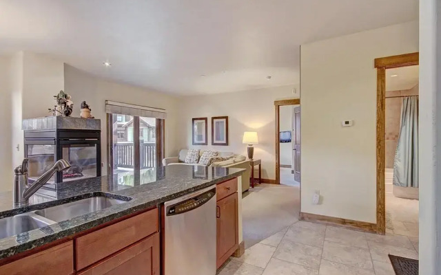 The Perfect Condo in West Village, Big Deck and next to the lift - CA1203 by RedAwning