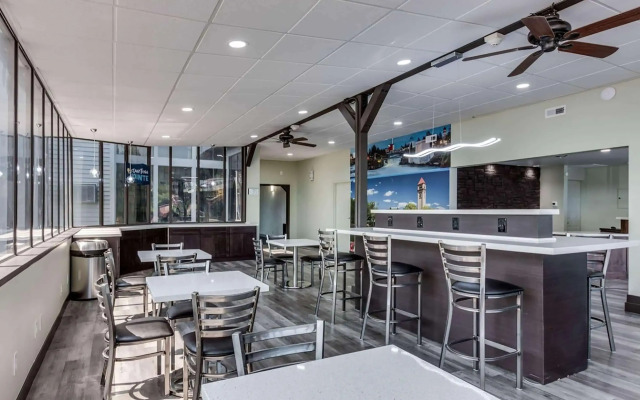 Days Inn & Suites by Wyndham Spokane