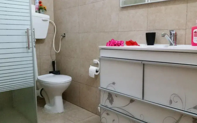 Zimmer Dora Dead Sea