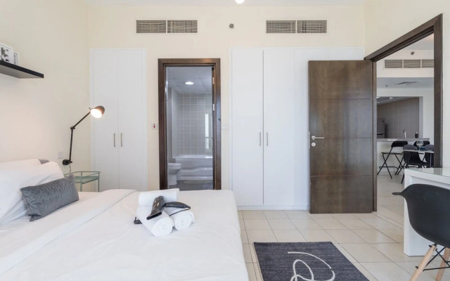 Refined 1BR Retreat in The Point Tower - Marina