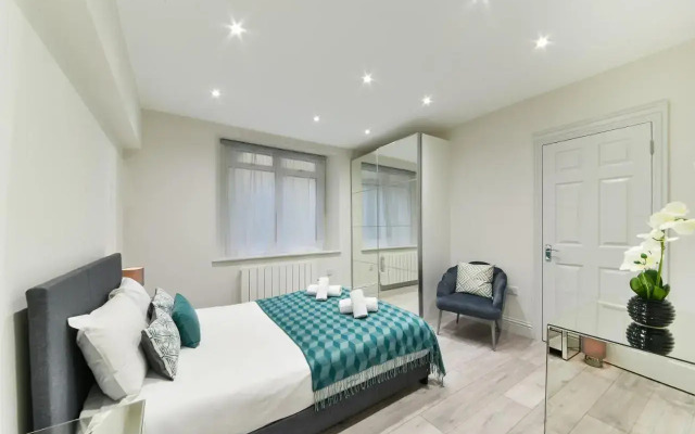 Chic Apartment by Hyde Park