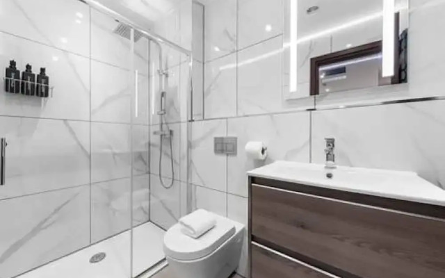 Modern Spacious Suite Sleeps 4 in Central London