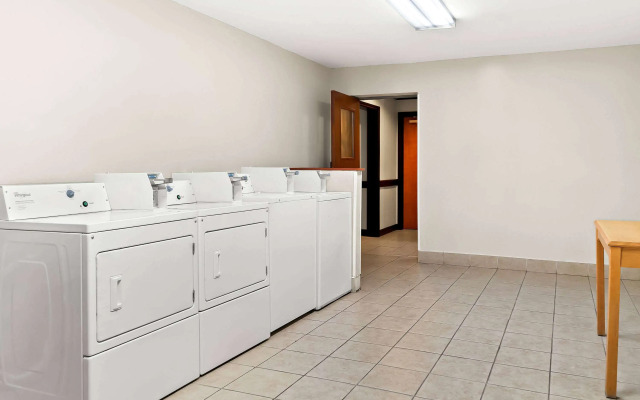 Days Inn & Suites by Wyndham Warren