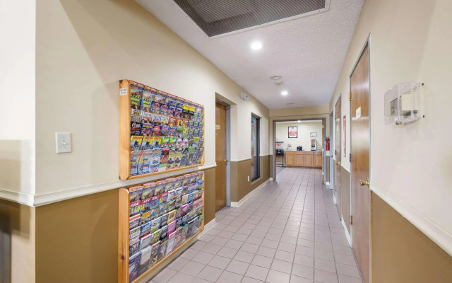 Econo Lodge Inn & Suites East