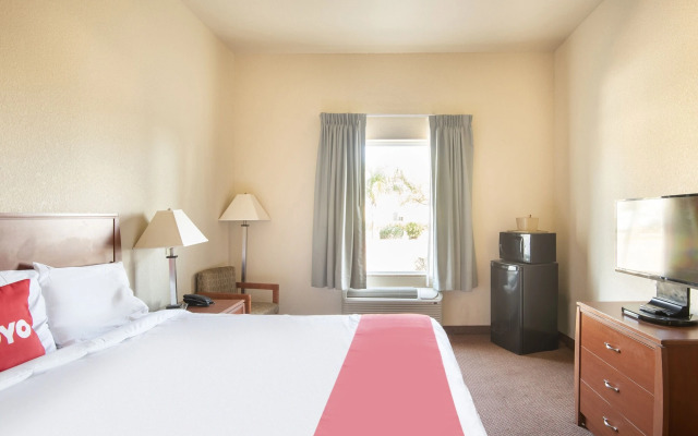 OYO Townhouse Clute Lake Jackson