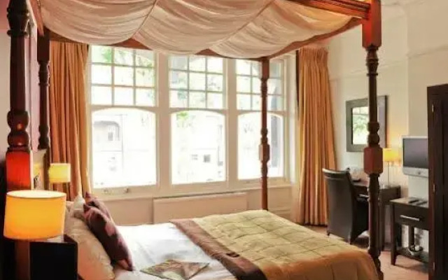 Raglan Hotel
