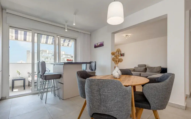 Modern 90 m2 apt With Balcony w the sea View
