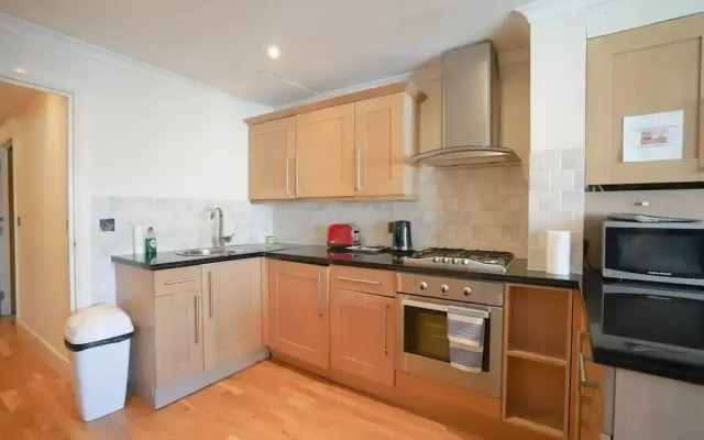 Cosy 2-bed 2 Bathroom Apartment in London