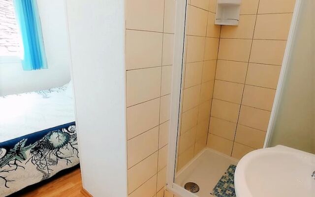 Sea-view Apartment - Sleeps 4, Parking & Balcony