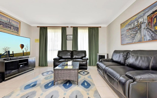 Noble Willow Estate Lovedale. Super Spacious, with views and pool