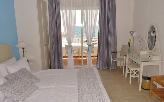 Seafront Studios & Apartments