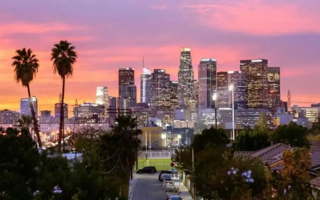 Stylish Getaway W Pool GYM Parking 10 Min to Cedar
