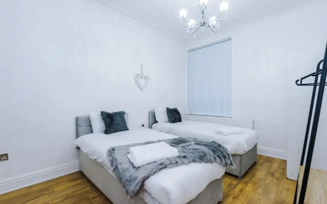 The Seedley 4 Bedroom House - Salford