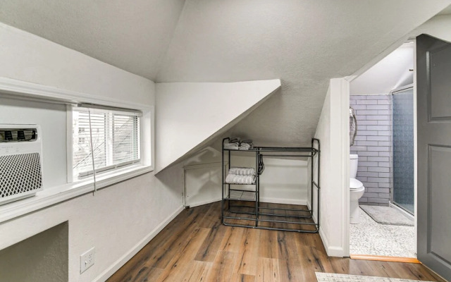 Walkable Location: Welcoming Unit in Omaha