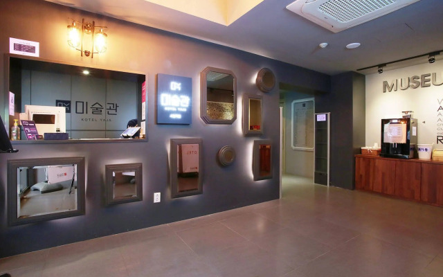 KOTEL YAJA sadang art gallery