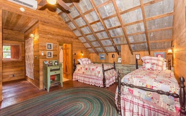 Ada's Whole House 3 Bedroom Apts by RedAwning