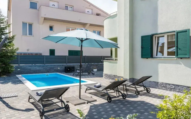 Villa S