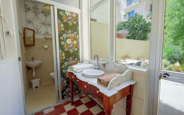 Classic 1BR Seafront Townhouse & Garden