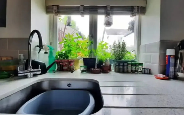 1 Bed Flat - Sleeps 4 - Garden - Parking - Wifi