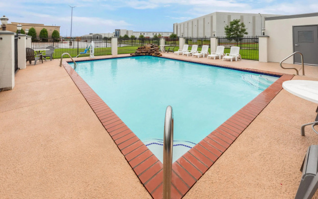 Days Inn & Suites by Wyndham Sam Houston Tollway