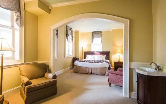 Fort Harrison State Park Inn