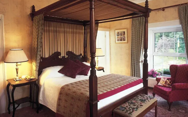 Ross Lake House Hotel