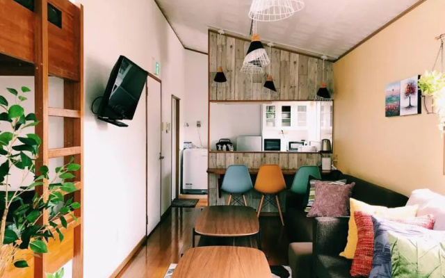 【フォレストヴィラ】恩納村／海まで徒歩圏内／リフォーム済2階建／カラーを楽しむお部屋と風を感じるテラス – Guest Rooms – Onna
