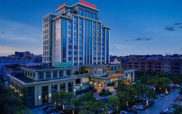 Vienna International Hotel Qishi Center Branch in Dongguan, Guangdong.