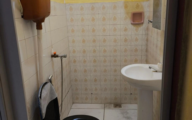 Casa grande em área central, bem iluminada e vent.