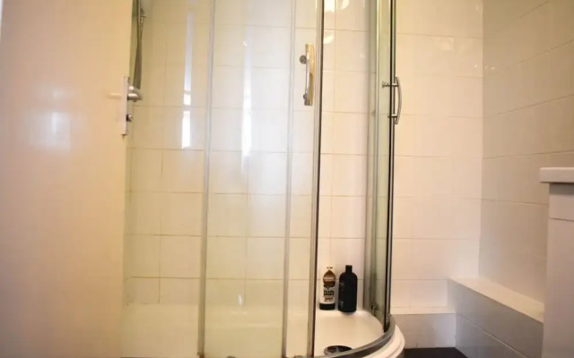 2 Bedroom Flat With Balcony Overlooking the Sea